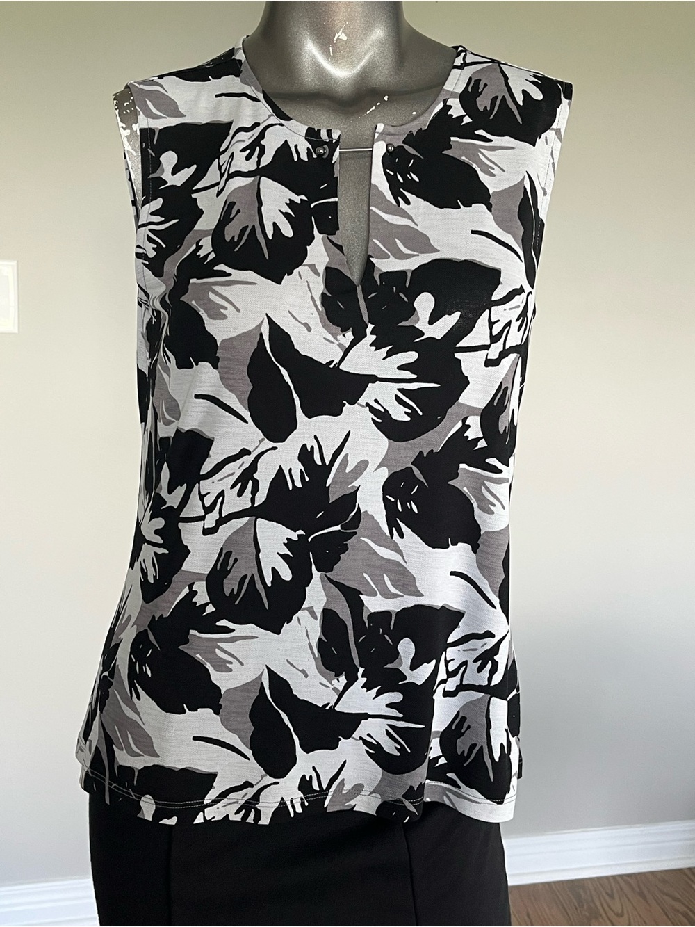 Kasper Black & White Floral Keyhole Blouse